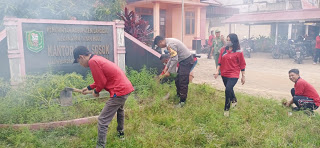 Bhabinkamtibmas Laksanakan Jumat Bersih di Kantor Desa Sosok