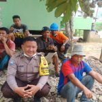 Sambangi Warga yang Sedang Beraktifitas Bhabinkamtibmas Berikan Himbauan Jangan Percaya Hoax