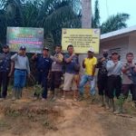 Bhabinkamtibmas Pasang Baner Kapolda Kalbar Tentang Karhutla Bersama Masyarakat