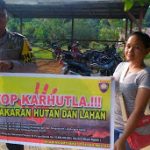Bhabinkamtibmas Gunakan Baner Himbau Stop Karhutla