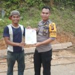 Bagikan Brosur Maklumat Kapolda Kalbar Melalui Patroli