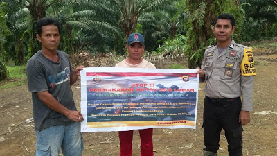 Barigadir Hendri Himbau Stop Karhutla Menggunakan Spanduk