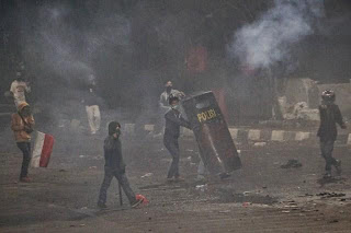 Bom Molotov Dilempar ke Arah Pasukan Brimob di Palmerah