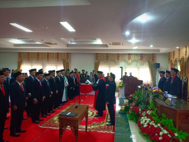 Ketua PN Sanggau Pimpin Pengucapan Sumpah Janji Anggota DPRD Sekadau