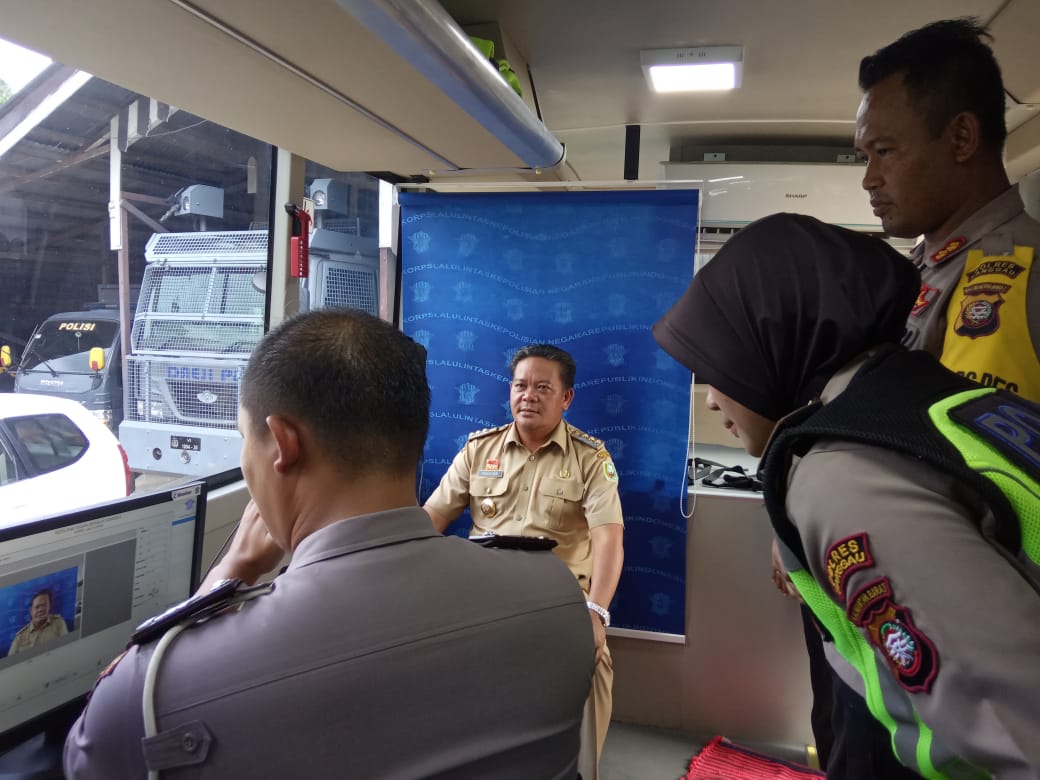 Syukuran Hari Lalu Lintas Bhayangkara ke-64, Bupati dan Wabup Sanggau Perdana Perekaman Smart SIM
