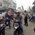 Bripka Saprin Gunawan Atur Lalulintas di Lingkungan Pasar Sentral