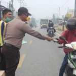 Sejumlah Instansi di Kecamatan Tayan Hulu Bagikan Masker Kepada Pengguna Jalan