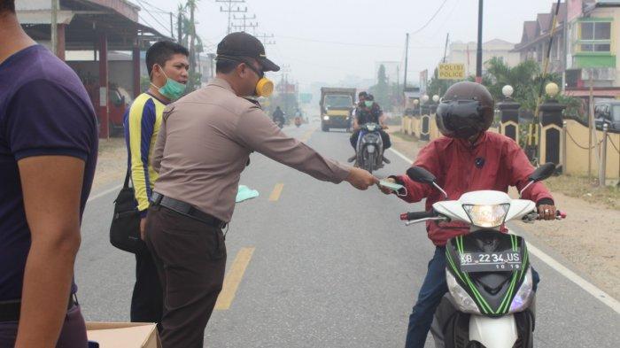 Sejumlah Instansi di Kecamatan Tayan Hulu Bagikan Masker Kepada Pengguna Jalan