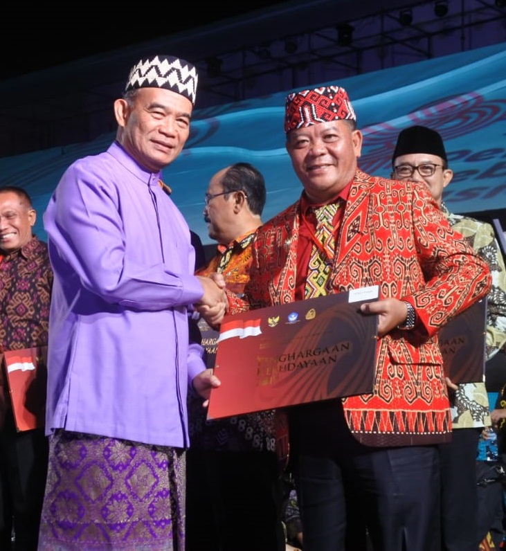 Kembali Ukir Sejarah, Pemkab Sanggau Menerima Anugerah Kebudayaan dan Maestro Seni Tradisi Tahun 2019 Kategori Pemerintah Daerah
