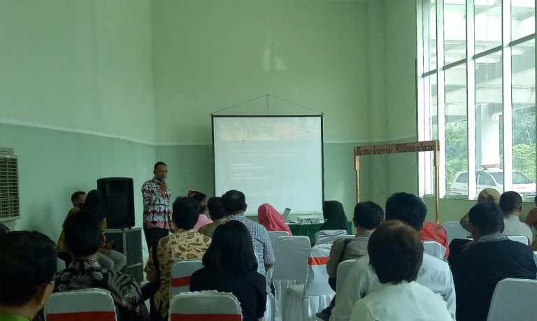 Dinas Perkebunan dan Peternakan Sanggau Berbagi Pengalaman Tentang Moratorium Perijinan Kelapa Sawit di Forum LTKL