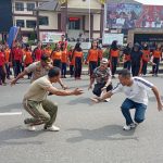Wabup Yohanes Ontot Mengikuti Tarian Kreasi Massal di Halaman Mapolres Sanggau