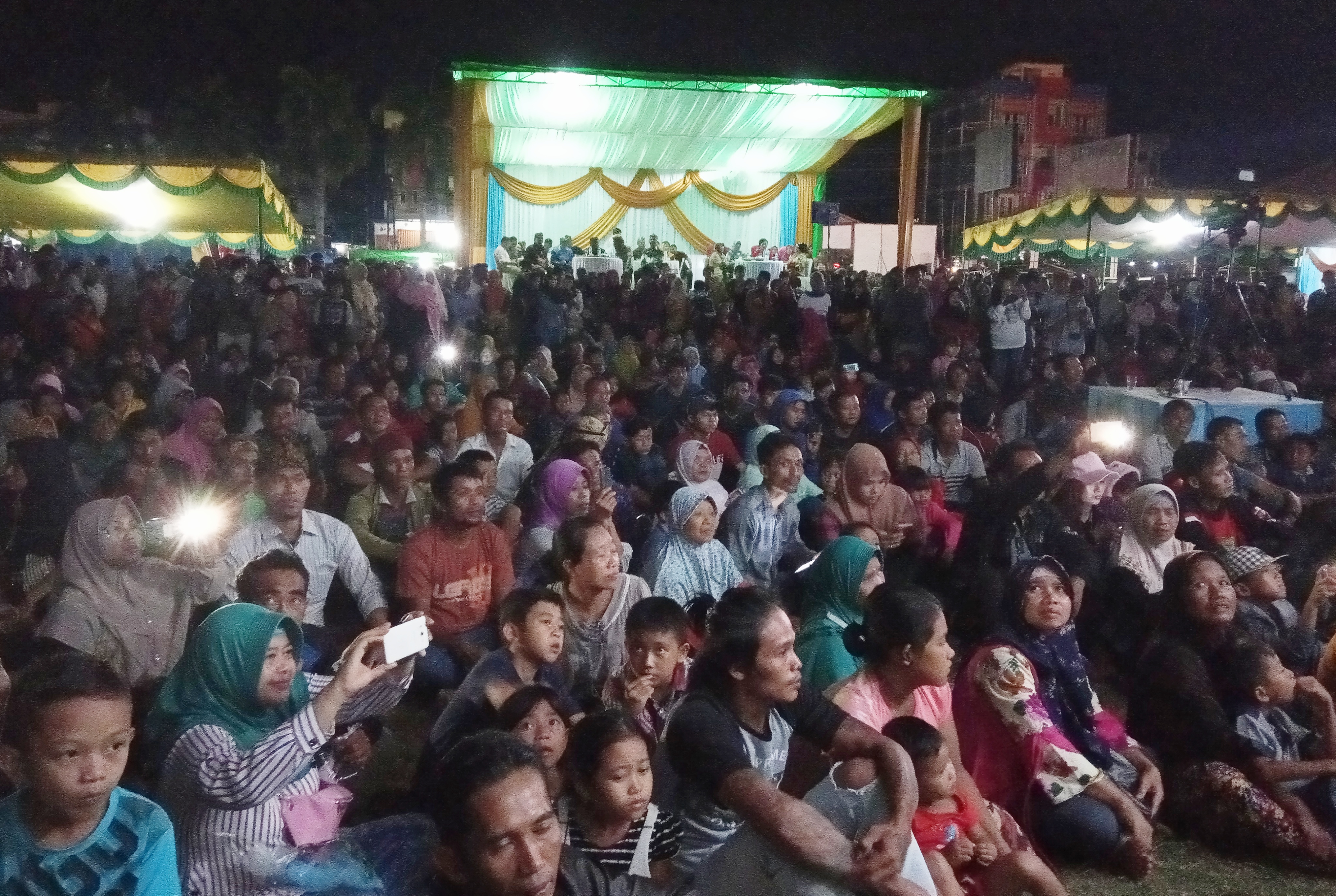 Masyarakat Sanggau Antusias Saksikan Pagelaran Wayang Golek Dari Kota Bandung Pada Acara Mengkeut Kadeudeuh Baraya Sunda Tahun 2019