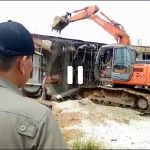 Berdiri di Lahan Pemda, Satpol PP Sanggau Bongkar Bangunan Ruko Milik Akuet, yang Lain Nyusul