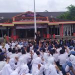 Kapolres Sanggau Berikan Arahan Kepada Pelajar di Halaman Kantor Bupati Sanggau