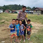Polisi Sahabat Anak Bhabinkamtibmas Sambangi Anak-Anak yang ada di Desa Binaan