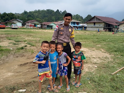Polisi Sahabat Anak Bhabinkamtibmas Sambangi Anak-Anak yang ada di Desa Binaan