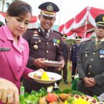 HUT TNI ke-74, Polisi dan TNI Kompak Suap-Suapan Makan Nasi Tumpeng