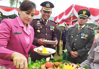 HUT TNI ke-74, Polisi dan TNI Kompak Suap-Suapan Makan Nasi Tumpeng