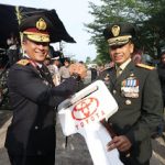 Beri Kejutan HUT TNI, Kapolda Kalbar Kirim Tumpeng dan Doorprise Kodam XII/Tanjungpura