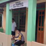 Bhabinkamtibmas Ikut Melaksanakan Kegiatan Bakti Sosial di Surau AT-Thurmuzi