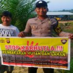 Brigadir Hemy Khoirul Anam Sosialisasikan Stop Karhutla Menggunakan Spanduk