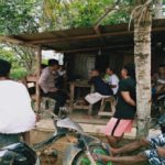 Menyambangi Warga yang Sedang Berkumpul Bhabinkamtibmas Himbau Waspada Hoax