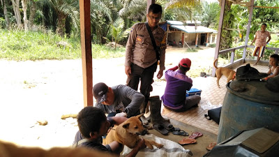 Bhabinkamtibmas Laksanakan Giat Vaksin Rabies Bersama Dinas Peternakan Kecamatan Meliau