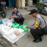 Sambangi Warga yang Berjualan di Pasar Sentral Bhabinkamtibmas Berikan Himbauan Kamtibmas
