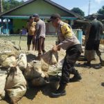 Bhabinkamtibmas Polsek Mukok Ikut Kerja Bakti Pembangunan Surau Al - Muhajirin