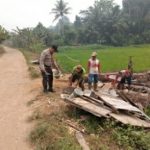 Bhabinkamtibmas Bersama Warga Melaksanakan Kerja Bhakti Pembutan Saluran Irigasi