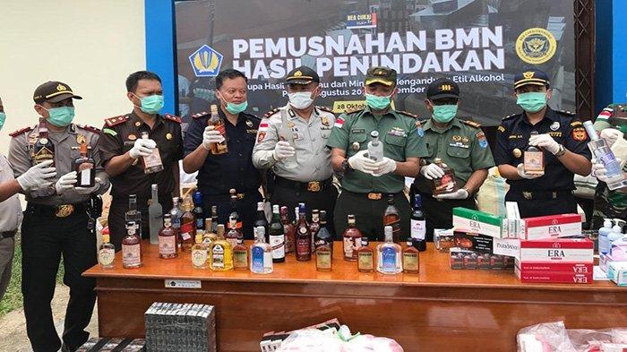 VIDEO: Bea Cukai Entikong bersama Polri-TNI Kejaksaan Musnahkan Ratusan Minol dan Tembakau Ilegal