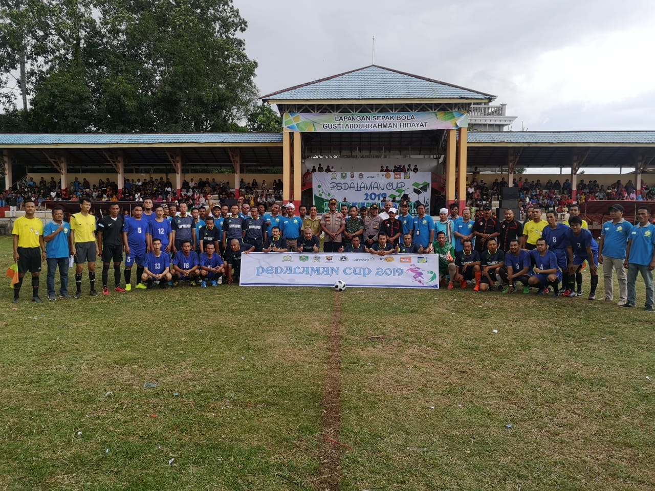 Buka Turnamen Pedalaman Cup, Kapolres Sanggau Menari Multi Etnis Bersama Masyarakat Tayan