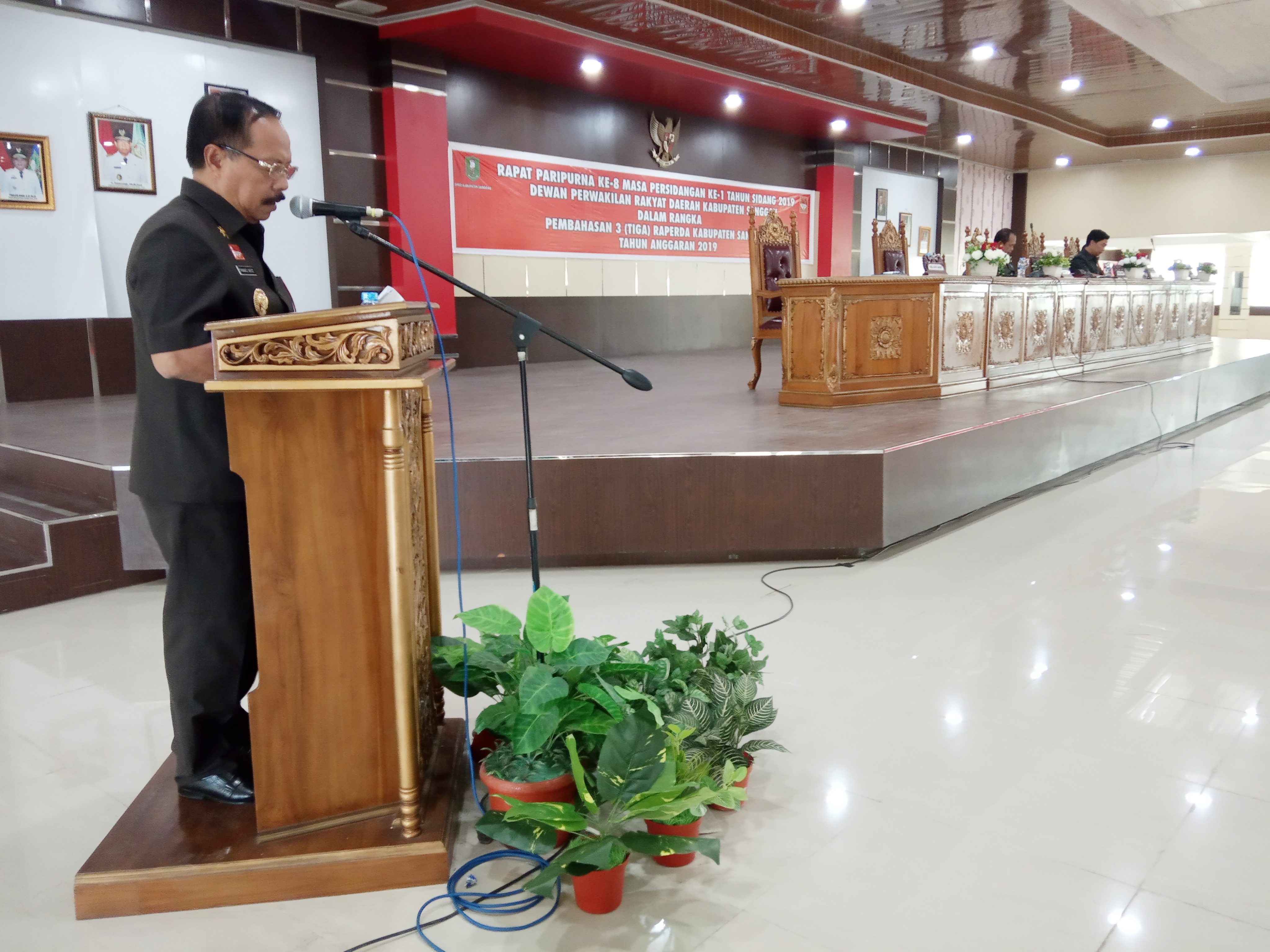 Wakil Bupati Menyampaikan Penjelasan Bupati Sanggau Terhadap Tiga Raperda Kepada DPRD
