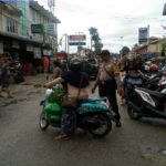 Cegah Kemacetan Bhabinkamtibmas Atur Lalu Lintas di Pasar Sentaral Sanggau