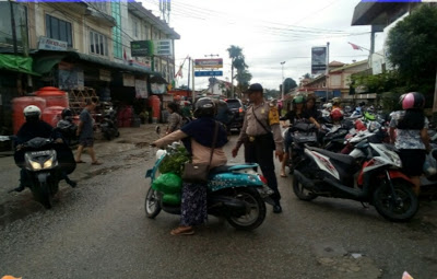 Cegah Kemacetan Bhabinkamtibmas Atur Lalu Lintas di Pasar Sentaral Sanggau