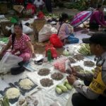 Sambangi Pedagang Kaki Lima Bhabinkamtibmas Berikan Pesan Kamtibmas