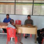 Bhabinkamtibmas Berikan Himbauan Kamtibmas Kepada Staf Desa