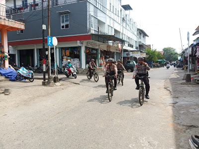 Sebarkan Pesan Kambtibmas kepada Masyarakat Kota Sanggau dengan Patroli Sepeda