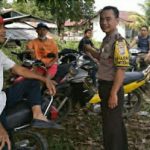 Pak Bhabinkamtibmas Himbau Masyarakat Desa Mak Kawing Agar menggunakan Helm Standar