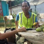 Pak Bhabinkamtibmas sambangi seorang Bapak di Desa Bonti