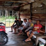 Sambangi Penyebrangan Motor Air Bhabinkamtibmas Himbau Selalu Perhatikan Keselamatan Dalam Bekerja