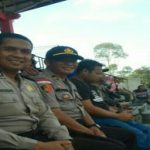 Personil Satuan Binmas Polres Sanggau Melaksanakan Pengamanan Sepak Bola di GOR Pancasila