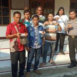 Bhabinkamtibmas Mengantar dan Mendampingi Warga Membuat SIM