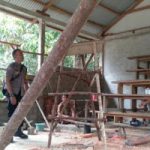 Bhabinkamtibmas Sambangi Warganya  Yang Sedang Merenovasi Rumah