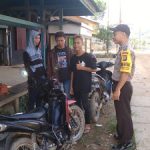 Bhabinkamtibmas Himbau Pemuda Gunakan Helm Dalam Berkendara