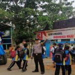 Bhabinkamtibmas Sebrangi Anak Sekolah dan Berikan Pelayan Terbaik