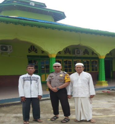 Brigadir Mardiansyah Melaksanakan Pengamanan Sholat Jumat di Masjid Mujahidin Sanggau