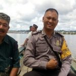 Sebrangi Sungai Kapuas Dengan Perahu, Bhabinkamtibmas Sampaikan Pesan Kamtibmas