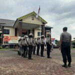 Tingkatkan Kemampuan Gerakan Dalmas, Anggota Polres Sanggau Latihan Dalmas di Halaman  Polres Sanggau