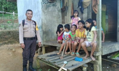 Brigpol Saiful Ampry Melaksanakan Kegiatan Sambang Kepada Anak-Anak